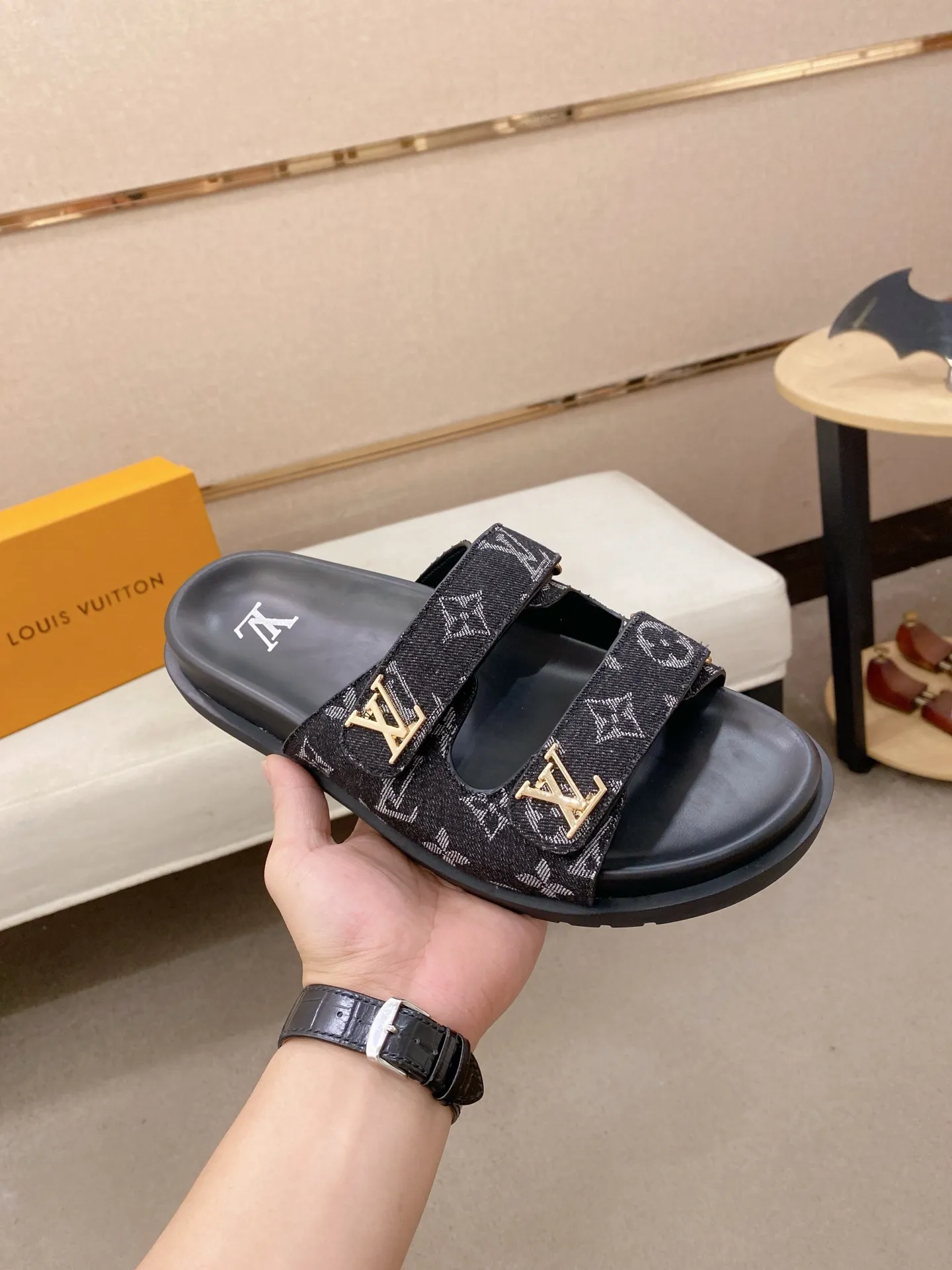 Men's shoes💰: 320💰Made by LV🔍Top purchasing agent, men's spring and summer slippers are available at the same counter. The uppers are made of cowhide imported from Italy, with logo graphics and high-quality craftsmanship. Soles: original soles specially provided by the original factory. Exclusive molded soles are super comfortable. Original goods with single order, 🔍🔍high quality, you can enter and exit the counter at will. Welcome to compare, code number 38-44. Can be customized45
